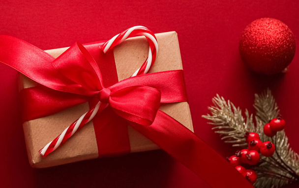 Noel hediyeleri, boks günü ve geleneksel bayram hediyeleri düz konum, kırmızı arka planda klasik Noel hediye kutuları, bayram süsleri ve düz dizayn dekorasyonları ile paketlenmiş - Fotoğraf, Görsel