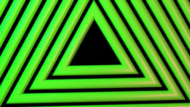 Gladde rotatie van de achtergrond van driehoeken vormen op een geïsoleerde zwarte achtergrond. Groene kleur. 3d animatie van een naadloze lus - Video