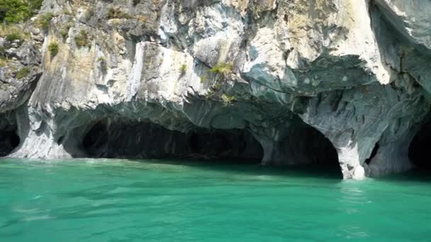 motorový člun turistický výlet do mramorové jeskyně, capillas de marmol, na lago obecné carrera podél carretera australské v Chile, Patagonia - Záběry, video