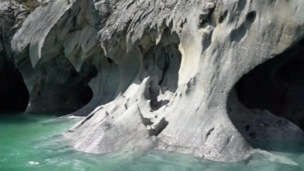 bateau à moteur excursion touristique dans les grottes de marbre, capillas de marmol, au lac carrera générale le long de la carretera austral au Chili, Patagonie - Séquence, vidéo