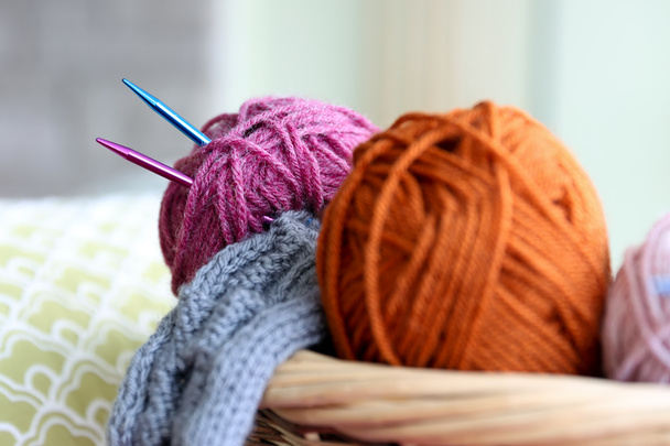 Billes et aiguilles de fils à tricoter dans le panier
 - Photo, image