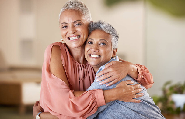 Portrait, ältere Frauen und Freunde umarmen sich, lächeln und verbinden für Pause, Entspannung und Wiedersehen. Ruhestand, Frauen und Damen umarmen sich, lässig und liebevoll zusammen für hochwertige Zeit, Freundschaft und Glück - Foto, Bild