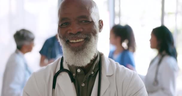 Fekete férfi, arc vagy boldog orvos vezetéssel, bizalommal vagy motivációval, hogy segítsen az orvosi kórházban. Portré, mosoly vagy vezető egészségügyi dolgozó célokkal, küldetéssel vagy jövőképpel a klinika sikeréért. - Felvétel, videó