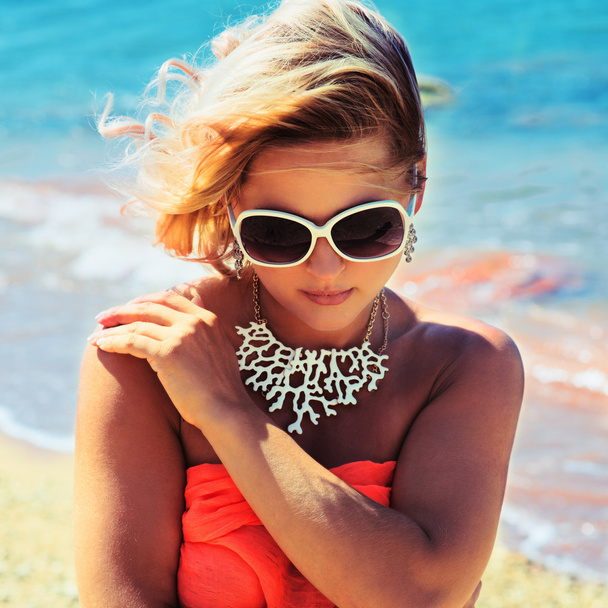 Moda rubia femenina en vacaciones
 - Foto, imagen