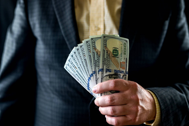 Zkrachovalý muž počítá peníze v kasu - Fotografie, Obrázek