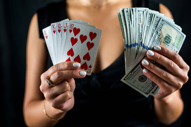 vrouw in het zwart telt chips voor geld en verhoogt inzet tijdens het spelen van poker in casino. Gokken concept. vrouw en poker. - Foto, afbeelding