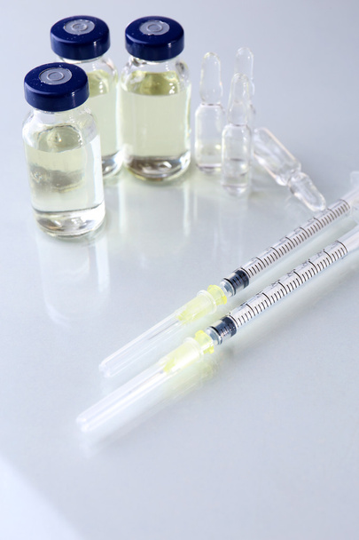 Εμβόλιο σε φιαλίδιο με σύριγγα - Φωτογραφία, εικόνα