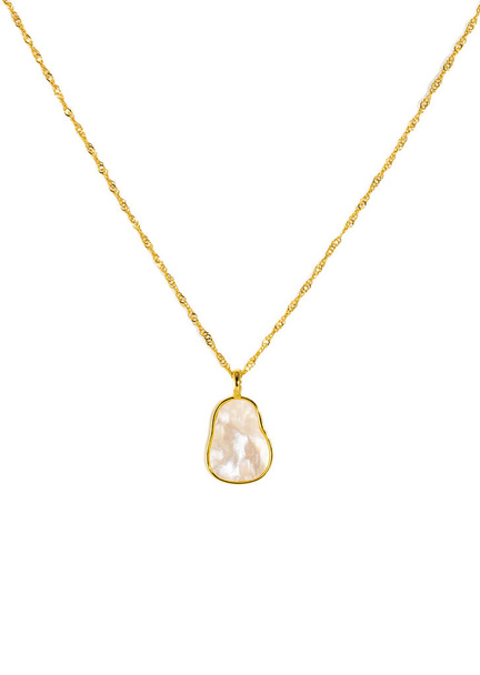 Collier de perles chaîne dorée sur fond blanc - Photo, image