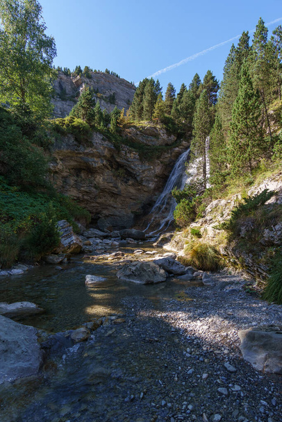 Piękny wodospad rzeki Gave de Tourettes w dolinie Gavarnie, Park Narodowy Pireneje, Nouvelle-Akwitania, Francja - Zdjęcie, obraz