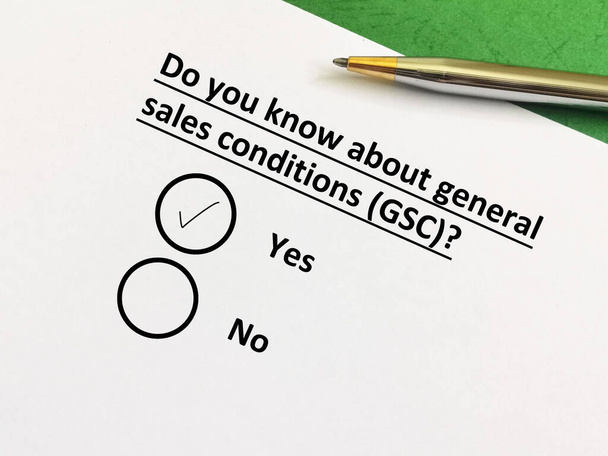 Bir kişi satın almayla ilgili soruya cevap veriyor. Genel satış koşullarını biliyor (GSC) - Fotoğraf, Görsel