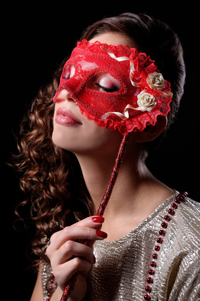 Gyönyörű lány álarcos maszk sötét háttér - Fotó, kép