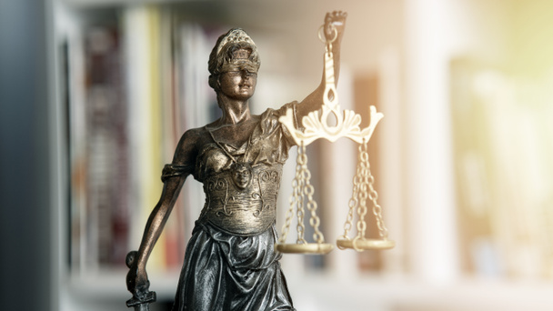  Άγαλμα του συμβόλου της δικαιοσύνης, έννοια του νομικού δικαίου - Φωτογραφία, εικόνα