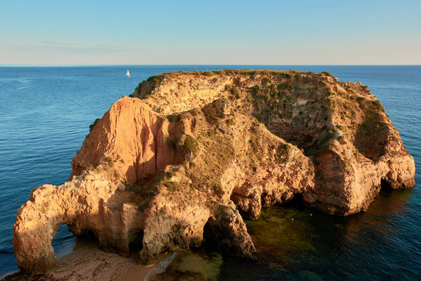 Απομονωμένο ασβεστολιθικό νησί και παραλία Praia Joao de Arens στην περιοχή Algarve, Πορτογαλία - Φωτογραφία, εικόνα
