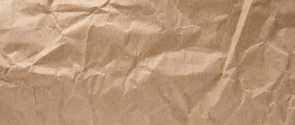 Barna gyűrött kézműves papír textúrája, teljes keret - Fotó, kép