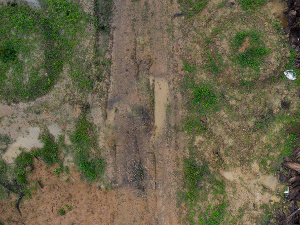 воздушная сцена пустых сельскохозяйственных угодий, наполненных лужей  - Фото, изображение