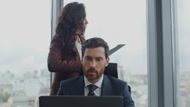 Confident businesswoman dictating to man manager work issues in modern corporate office close up. Serious brunette woman reading documents to employee giving instructions. Business couple talking. - Footage, Video