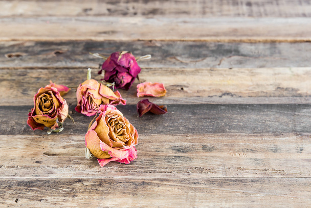 Όμορφη ξηρά τριαντάφυλλα σε ξύλινα φόντο - Φωτογραφία, εικόνα