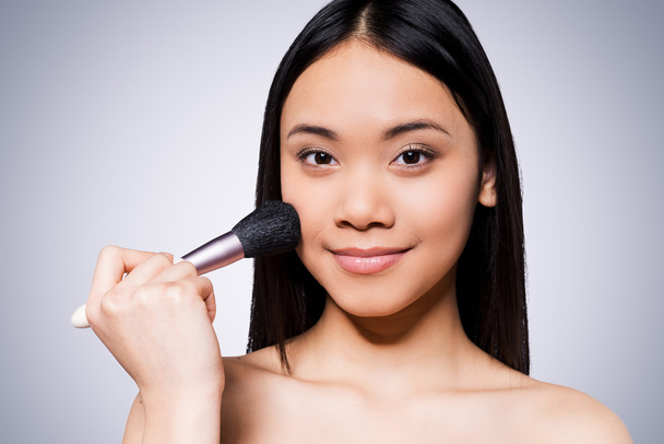 Asian woman holding make-up brush - Foto, imagen