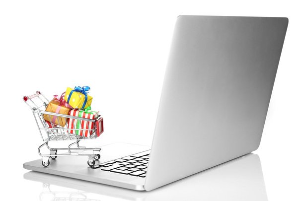 Küçük alışveriş sepeti ile dizüstü bilgisayar - Fotoğraf, Görsel