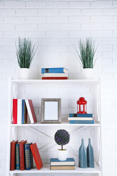 Bookshelves with decorative objects - Φωτογραφία, εικόνα