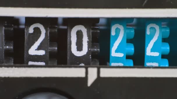 2022 2023 Nieuwjaar teller nummers. Digitale aftelklok. Cijfers van blauwe kleur - Video