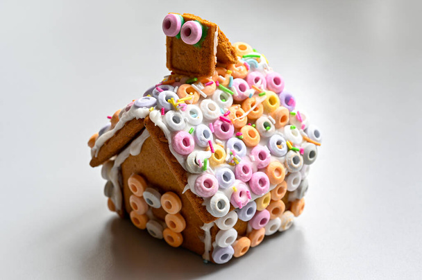 μελόψωμο σπίτι διακοσμημένα με γλάσο και καραμέλα Kumla Σουηδία Δεκέμβριος 24 2022 - Φωτογραφία, εικόνα