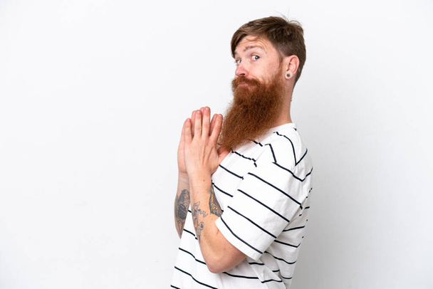 Homem ruivo com barba isolada no fundo branco planejando algo - Foto, Imagem