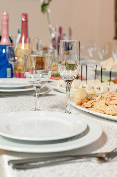 Праздничный стол с блюдами и напитками, мясными и овощными блюдами. - Фото, изображение