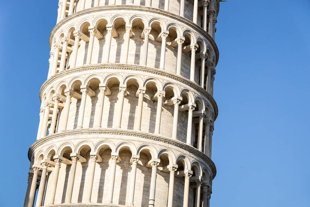 Torre inclinada de Pisa en el cálido sol en Italia - Foto, Imagen