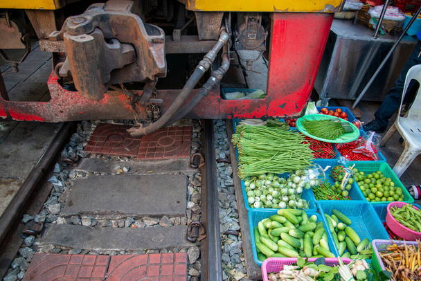 Gyümölcspiac a thaiföldi Samut Songkhram vagy Mae Klong városában, Samut Songkhram tartományban, Thaiföld, Samut Songkhram, 2022. november - Fotó, kép