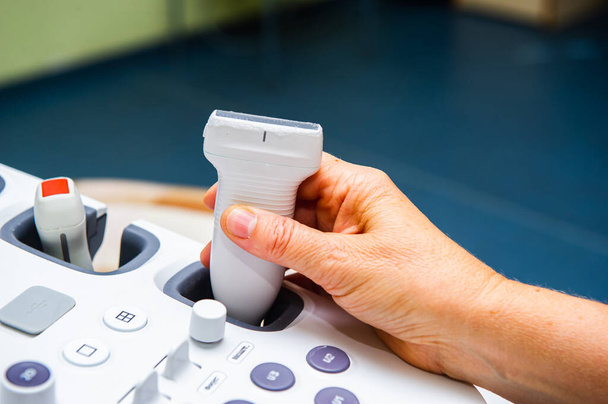 Médecins spécialistes près de la machine à ultrasons dans le service de l'hôpital
 - Photo, image