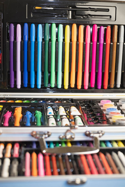 Çocukların çizim kalemleri, çocukların yaratıcılığı için bir set. Keçeli kalemler, bir çocuk için neşeli bir eğlence. - Fotoğraf, Görsel