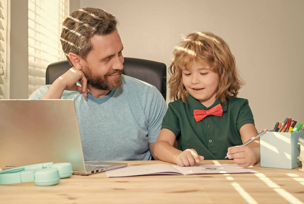 szakállas apa vagy iskola magán oktató tanító fiú fiú modern laptop, család. - Fotó, kép
