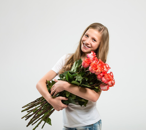 atraktivní dívka s kyticí růží - Fotografie, Obrázek