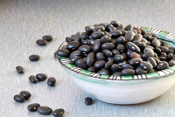 Detail černých fazolí v porcelánové míse - Fotografie, Obrázek