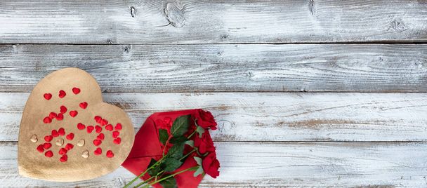 Μεγάλη χρυσή καρδιά με μικρές κόκκινες καρδιές, φάκελο και τριαντάφυλλο λουλούδια στην κορυφή του λευκού ρουστίκ ξύλου για μια ευτυχισμένη ημέρα του Αγίου Βαλεντίνου έννοια  - Φωτογραφία, εικόνα