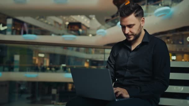 Працівник кавказького бізнесмена фрілансер, який працює в бізнес-компанії, спілкуючись соціальними мережами на веб-сайті перегляду ноутбуків комерційні продажі за допомогою сучасної технології кіберпростору віртуальної комунікації - Кадри, відео