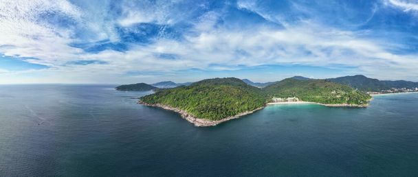 Tayland 'daki Panorama Sahra Adası' nın insansız hava aracı görüntüsü Muhteşem Yüksek açılı deniz kıyısı mavi gökyüzü bulutlu arka plan, seyahat, tatil, dinlenme konsepti - Fotoğraf, Görsel