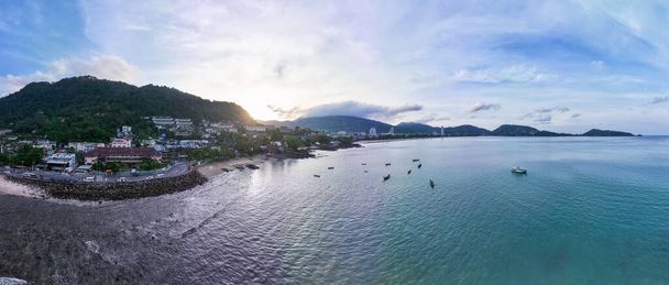 Vista aérea drone disparo increíble panorama patong bahía phuket isla. Hermosa isla en Tailandia Increíble Vista de alto ángulo Isla orilla del mar con cielo azul cielo nublado background.Travel vacaciones Concepto - Foto, Imagen