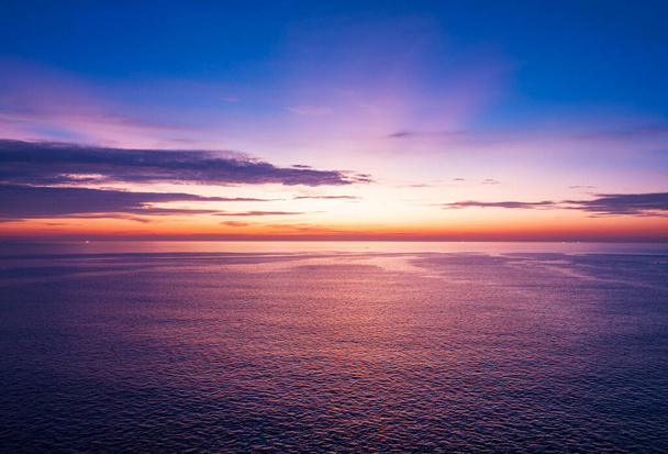 Vista aérea puesta del sol cielo, Naturaleza hermosa luz puesta del sol o salida del sol sobre el mar, colorido dramático majestuoso paisaje cielo con nubes y olas increíbles en el cielo puesta del sol luz púrpura nube de fondo - Foto, Imagen