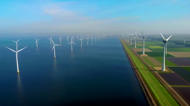Windmill park v oceánu letecký pohled s větrnou turbínou větrná energie Flevoland Nizozemsko Ijsselmeer. Zelená energie.  - Záběry, video
