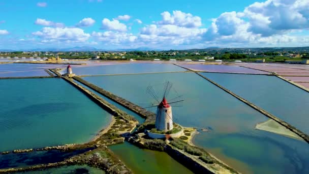 alte Windmühle mit Salzpfannen bei Marsala auf Sizilien, Italien in Europa an einem sonnigen Tag - Filmmaterial, Video