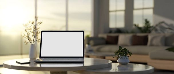 Přenosný notebook notebook bílé obrazovky mockup, květinová váza, a smartphone na stole v moderním obývacím pokoji. rozmazané pozadí. detailní záběr. 3D vykreslení, 3D ilustrace - Fotografie, Obrázek