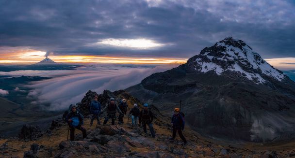grupa alpinistów na północnym wulkanie Iliniza. Wysokiej jakości zdjęcie - Zdjęcie, obraz