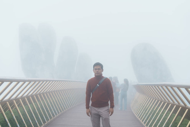 mies Traveler sightseeing Golden silta huipulla Ba Na Hills. Maamerkki ja suosittu. Vietnam ja Kaakkois-Aasia matkailun käsite - Valokuva, kuva
