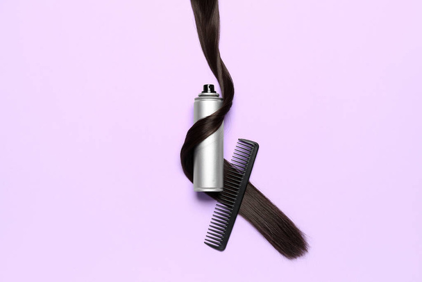 Spray capillaire avec brin et peigne sur fond lilas - Photo, image