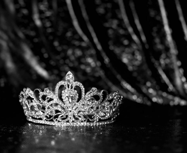 Corona de oro real para la princesa y la reina. Blanco y negro. - Foto, Imagen