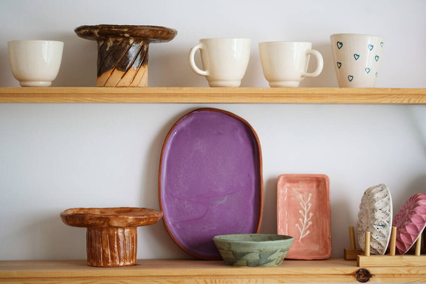 Ručně vyráběné řemeslo glazované moderní keramiky shop. Ekologické udržitelné stolní nádobí wabi sabi styl nakupování na místním trhu. Boční pohled. - Fotografie, Obrázek