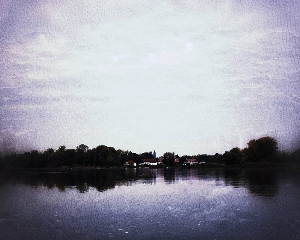Grungy toma de Magdeburgo junto al río Elba en Alemania. - Foto, imagen