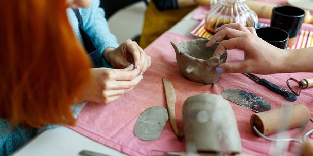 Aula de Olaria. Um prato de artesanato de cerâmica de um barro cru. Criação de cerâmica para adultos - Foto, Imagem